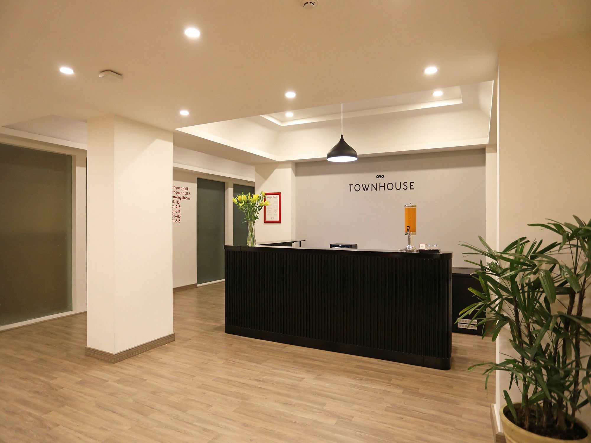 Oyo Townhouse 028 Corporate Suite ノイダ エクステリア 写真